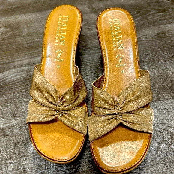 Italian Shoemakers Shoes - Italian shoemakers wedge gorgeous sandals w gold drops